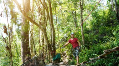 Bir adam uç parkta zorlu bir pistte yürüyor..