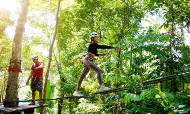 Bir adam ve bir kadın, Extreme Park 'ta zorlu bir pistte yürüyor..