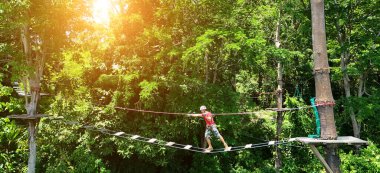 Bir adam uç parkta zorlu bir pistte yürüyor..