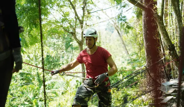 Bir adam uç parkta zorlu bir pistte yürüyor..