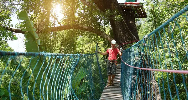 Bir adam ve bir kadın, Extreme Park 'ta zorlu bir pistte yürüyor..