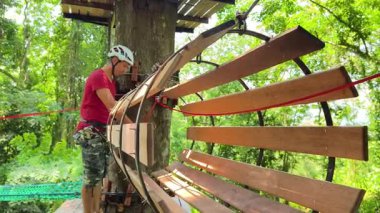 Bir adam uç parkta zorlu bir pistte yürüyor..