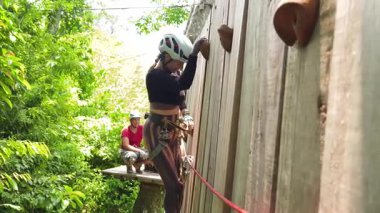 Bir adam ve bir kadın, Extreme Park 'ta zorlu bir pistte yürüyor..