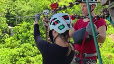 Bir erkek ve bir kadın halatla neşeli bir yolculuk yapıyorlar..