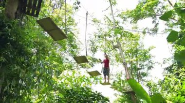 Bir adam ve bir kadın, Extreme Park 'ta zorlu bir pistte yürüyor..