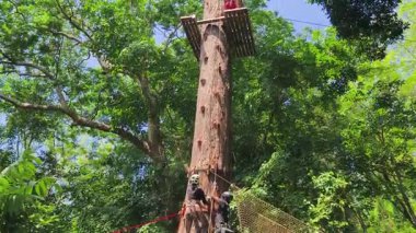 Bir adam ve bir kadın, Extreme Park 'ta zorlu bir pistte yürüyor..