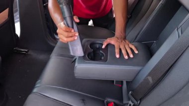 Profesyonel araba içi süpürme servisi tertemiz temizlik sonuçlarını garanti ediyor..