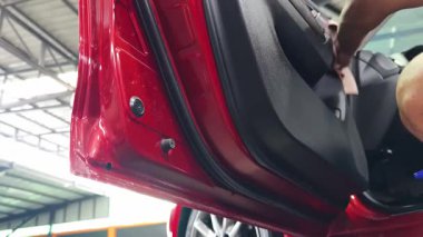 Çarpıcı ve parlak bir son için kusursuz teknikler kullanan araba detaylandırması.