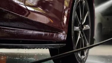 Lüks köpük spreyli kaliteli araba yıkama ve kusursuz bir son için yüksek basınçlı teknikler.