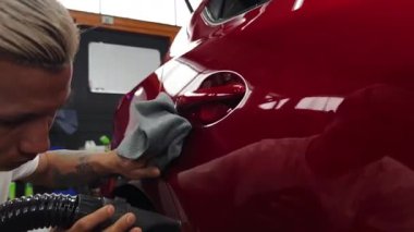 Çarpıcı ve parlak bir son için kusursuz teknikler kullanan araba detaylandırması.