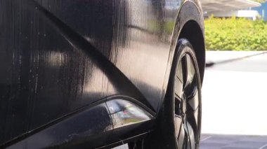 Lüks köpük spreyli kaliteli araba yıkama ve kusursuz bir son için yüksek basınçlı teknikler.