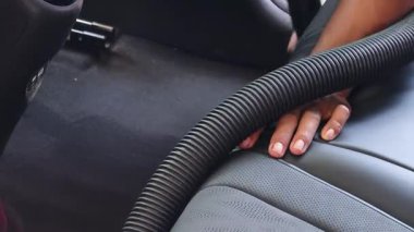 Profesyonel araba içi süpürme servisi tertemiz temizlik sonuçlarını garanti ediyor..