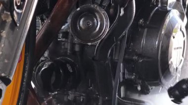 Bir motosiklet titiz bir temizlikten geçer, göz kamaştırıcı altın tekerleklerini vurgular..