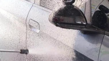 Lüks köpük spreyli kaliteli araba yıkama ve kusursuz bir son için yüksek basınçlı teknikler.