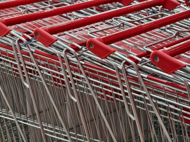 Bir sıra alışveriş arabası düz bir sıraya dizilmiştir..