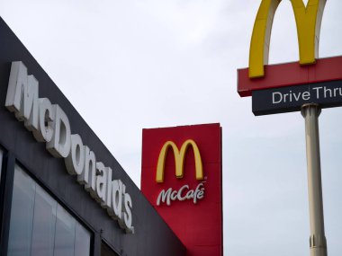 MAYIS 08, 2025 - PHUKET, THAILAND: caddedeki McDonalds Restoranı.
