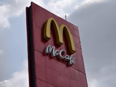 MAYIS 08, 2025 - PHUKET, THAILAND: caddedeki McDonalds Restoranı.