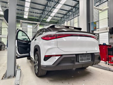 Garajda beyaz bir araba var..