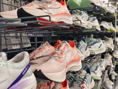 MAYIS 08, 2025 - PHUKET, THAILAND: Büyük perakende spor mağazası dekatlonu.