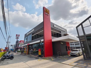 MAYIS 08, 2025 - PHUKET, THAILAND: caddedeki McDonalds Restoranı.