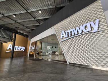 MAYIS 08, 2025 - PHUKET, THAILAND: Amway şirketinin perakende satış ofisi.
