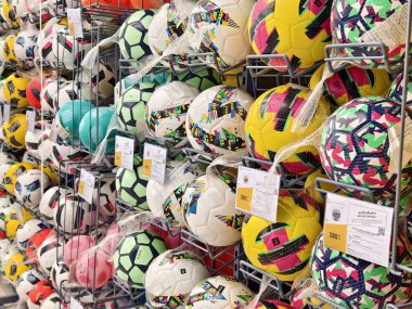 MAYIS 08, 2025 - PHUKET, THAILAND: Büyük perakende spor mağazası dekatlonu.