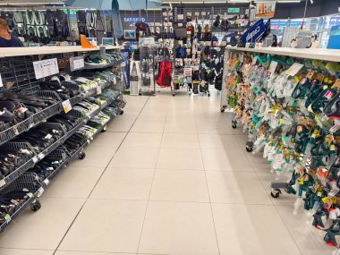 MAYIS 08, 2025 - PHUKET, THAILAND: Büyük perakende spor mağazası dekatlonu.