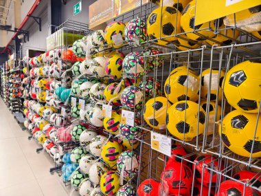 MAYIS 08, 2025 - PHUKET, THAILAND: Büyük perakende spor mağazası dekatlonu.