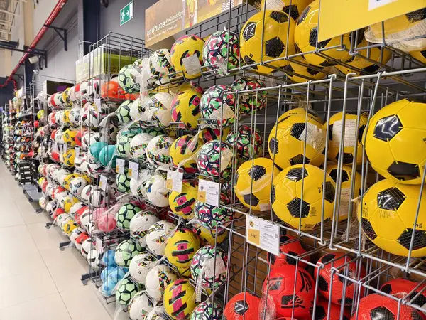 MAYIS 08, 2025 - PHUKET, THAILAND: Büyük perakende spor mağazası dekatlonu.