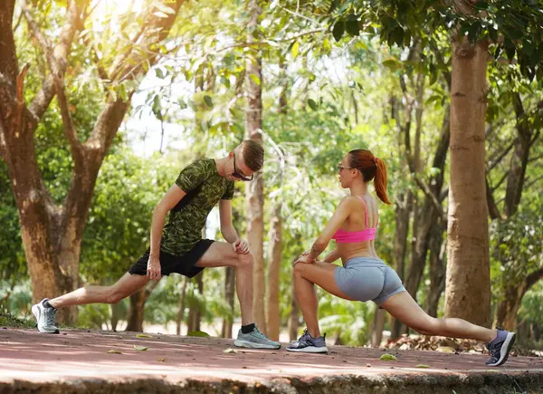 Bir adam ve bir kadın parkta birlikte koştuktan sonra bacaklarını açıyorlar..