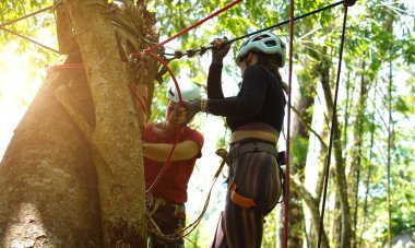 Bir adam ve bir kadın, Extreme Park 'ta zorlu bir pistte yürüyor..