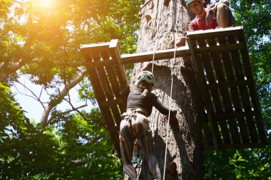 Bir adam ve bir kadın, Extreme Park 'ta zorlu bir pistte yürüyor..