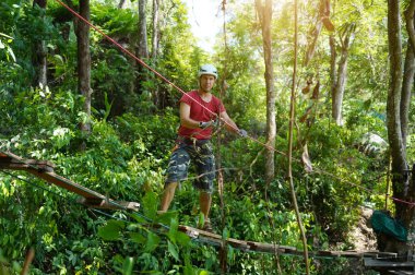 Bir adam uç parkta zorlu bir pistte yürüyor..