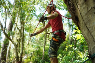 Bir adam uç parkta zorlu bir pistte yürüyor..