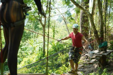 Bir adam ve bir kadın, Extreme Park 'ta zorlu bir pistte yürüyor..