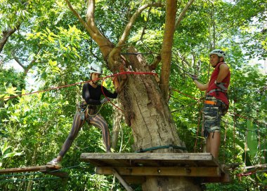 Bir adam ve bir kadın, Extreme Park 'ta zorlu bir pistte yürüyor..