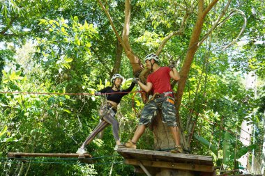 Bir adam ve bir kadın, Extreme Park 'ta zorlu bir pistte yürüyor..