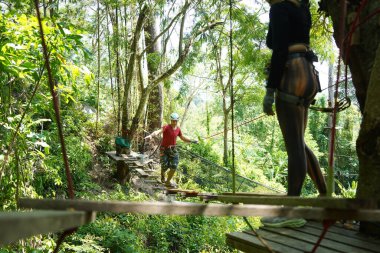 Bir adam ve bir kadın, Extreme Park 'ta zorlu bir pistte yürüyor..