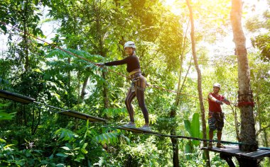 Bir adam ve bir kadın, Extreme Park 'ta zorlu bir pistte yürüyor..