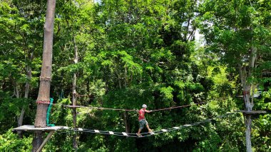 Bir adam uç parkta zorlu bir pistte yürüyor..
