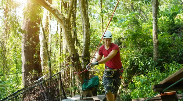 Bir adam uç parkta zorlu bir pistte yürüyor..