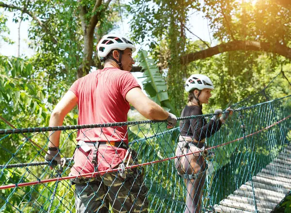 Bir adam ve bir kadın, Extreme Park 'ta zorlu bir pistte yürüyor..