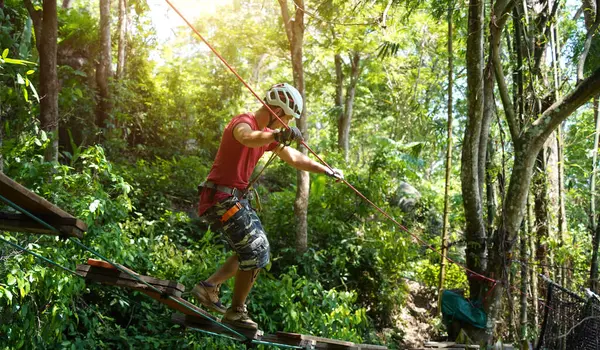 Bir adam uç parkta zorlu bir pistte yürüyor..