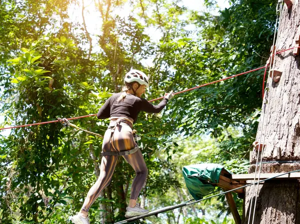 Kadın, uç parkta zorlu bir pistte yürüyor..