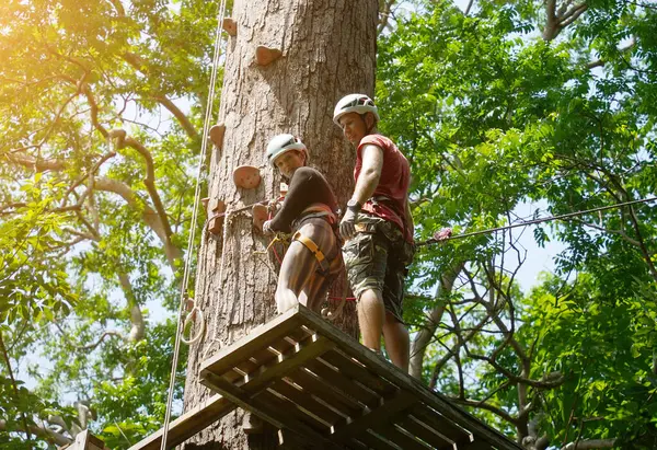 Bir adam ve bir kadın, Extreme Park 'ta zorlu bir pistte yürüyor..
