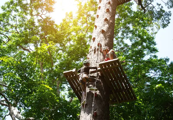 Bir adam ve bir kadın, Extreme Park 'ta zorlu bir pistte yürüyor..