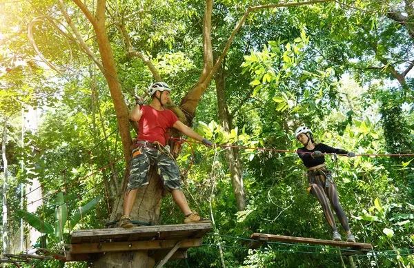 Bir adam ve bir kadın, Extreme Park 'ta zorlu bir pistte yürüyor..