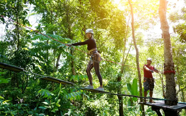Bir adam ve bir kadın, Extreme Park 'ta zorlu bir pistte yürüyor..