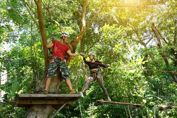 Bir adam ve bir kadın, Extreme Park 'ta zorlu bir pistte yürüyor..