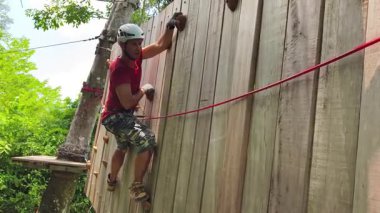 Bir adam uç parkta zorlu bir pistte yürüyor..